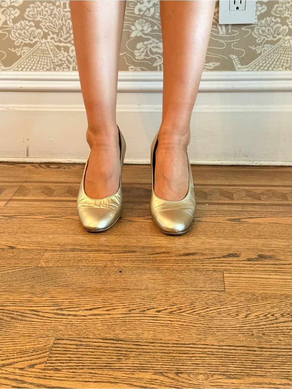 Women’s Metallic Gold Round-Toe Pumps